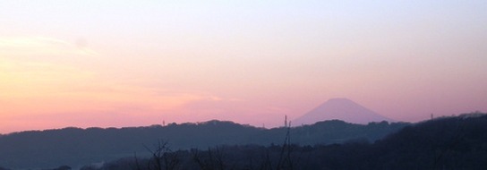 西柴小脇の階段を登った処で撮影した夕刻の富士山.jpg